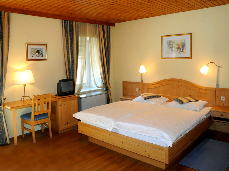Zimmer im Gasthof \"zum Mitterhofer\" mit Doppelbett, Schreibtisch und TV
