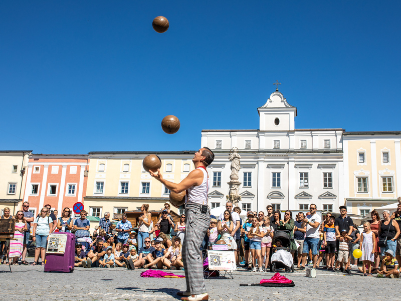 Der fünfache Guinness Weltrekordhalter Viktor Rubilar jongliert mit Fußbällen