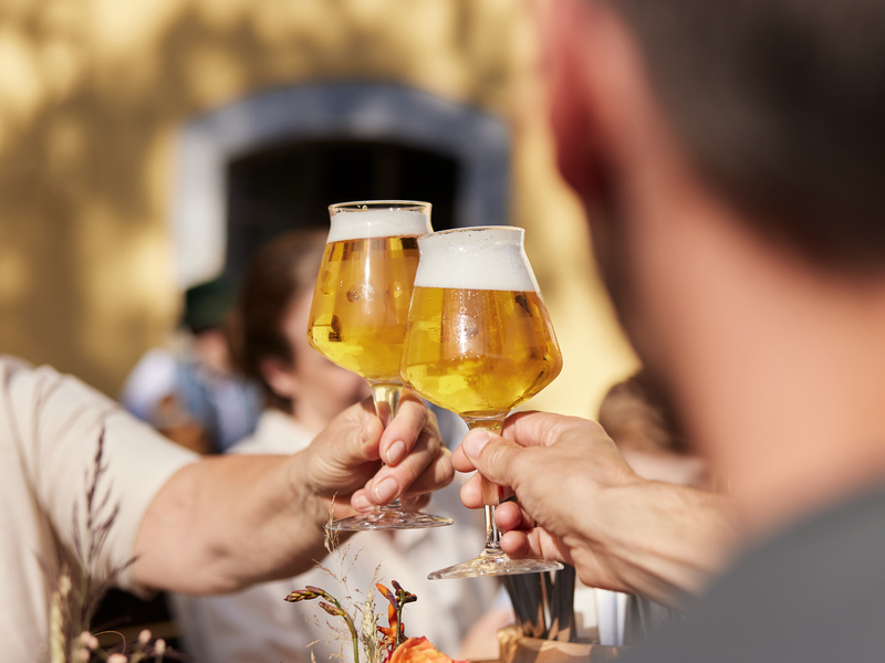 Frisch gezapftes Bier in den Gasthäusern entlang des Römerradweges genießen