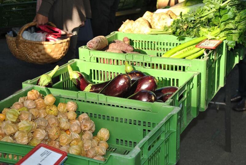 Bauernmarkt: Bratwürstelsamstag mit Bier