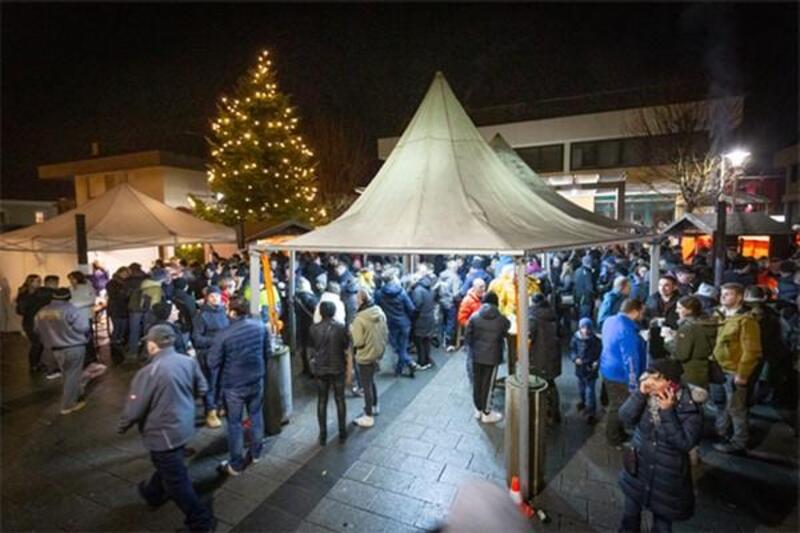 Weihnachtsbeleuchtung-Einschaltfeier mit großem Perchtenlauf