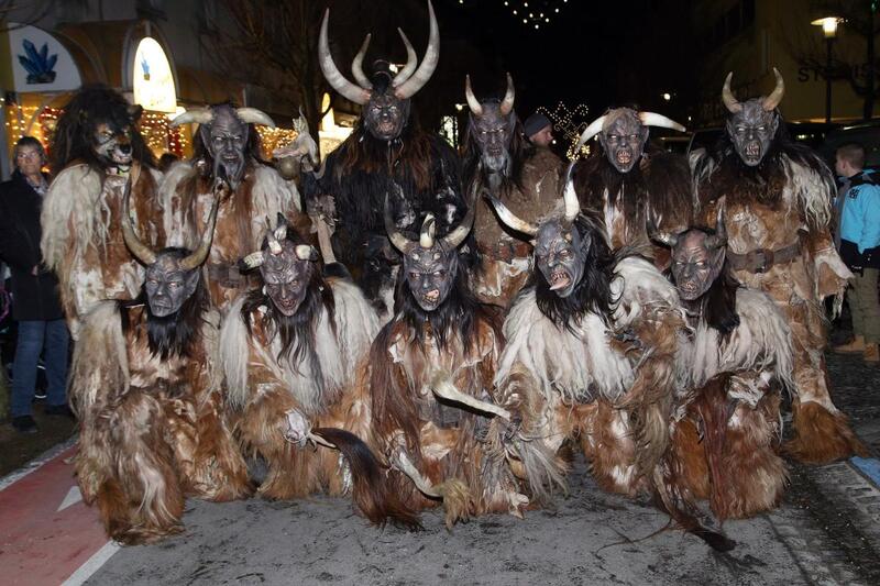 Bad Schallerbacher Winterdorf: Nikolaus und Perchtenlauf