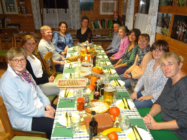 Allerlei Köstlichkeiten aus heimischem Obst, Gemüse und (Wild)kräutern