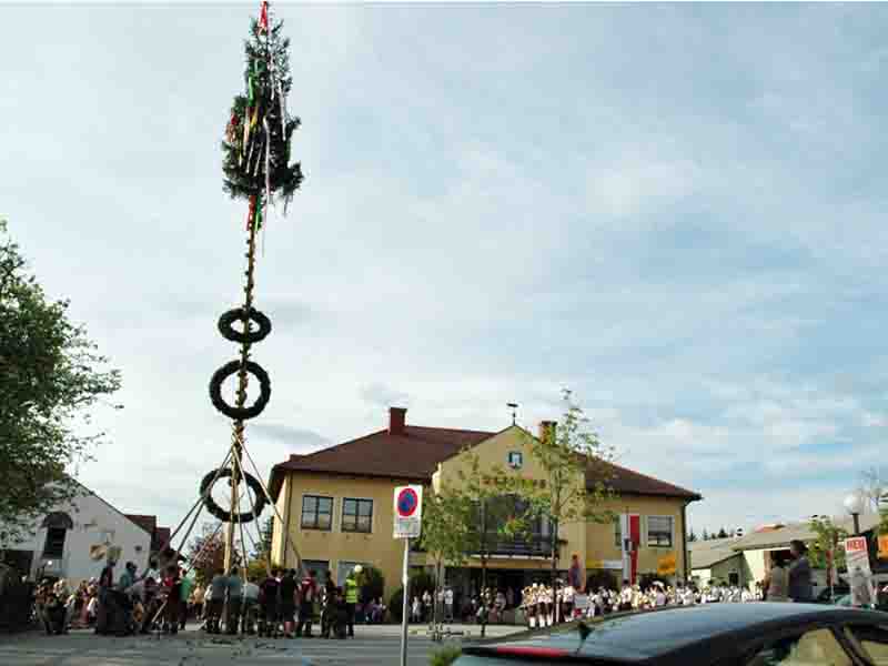 Placing the Maypole