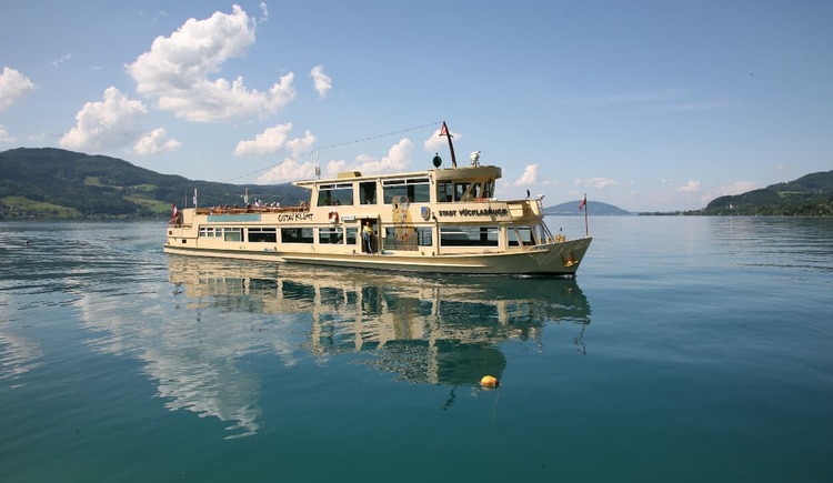 Holzknechtwallfahrt mit dem Schiff am Attersee