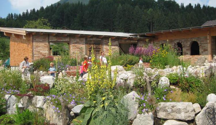 Führung durch den Kräutergarten am Erlebnisbauernhof in Faistenau