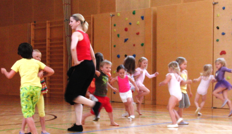 Beginn des Tanzkurses kreativer Kindertanz