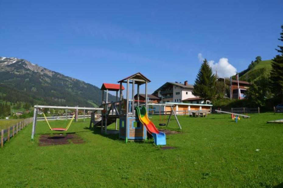 Schöner Kinderspielplatz am Ortsrand von Zöblen